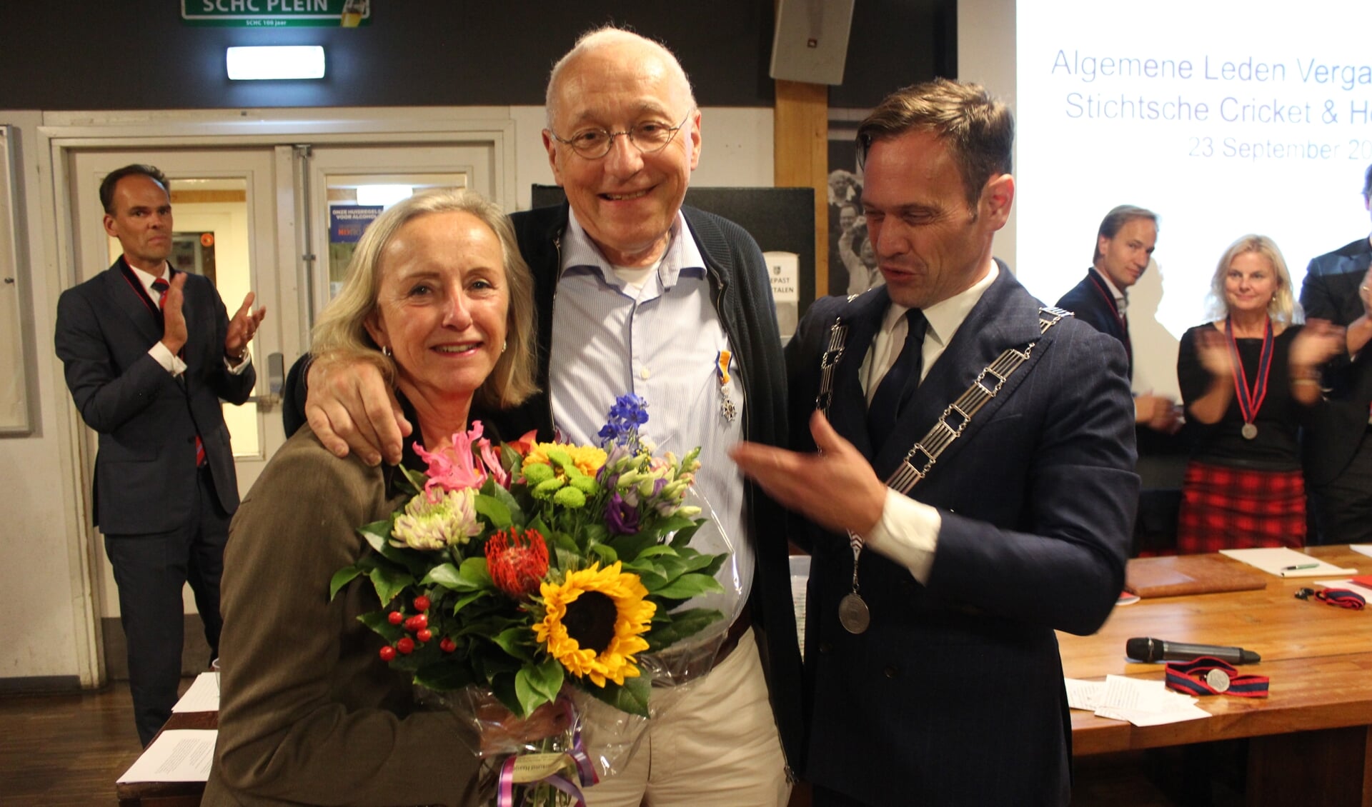 Bloemen voor zijn echtgenote en een Koninklijke Onderscheiding voor Jan van Dun zijn uitgereikt door burgemeester Sjoerd Potters. [foto Henk van de Bunt]