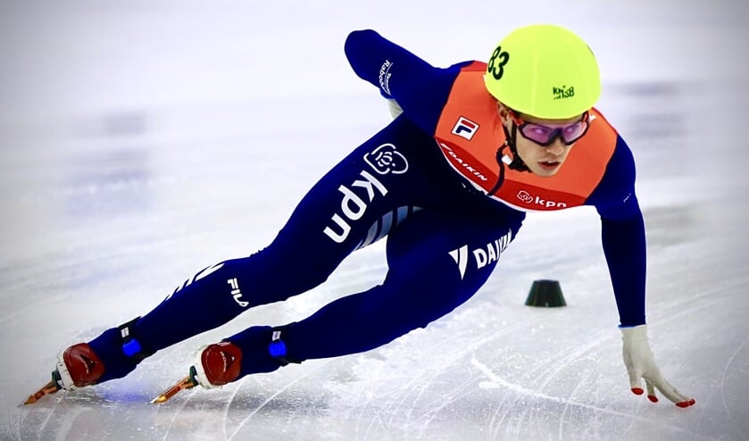 Bram Steenaart in actie voor het Nederlands team waarin hij met een snelheid van 50 km door de bocht gaat.