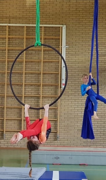 Oefeningen met doek en hoepel