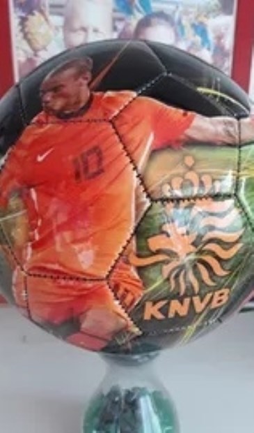 Deze KNVB bal met foto en handtekening van Wesley Sneijder maakt deel uit van de veilingcollectie.