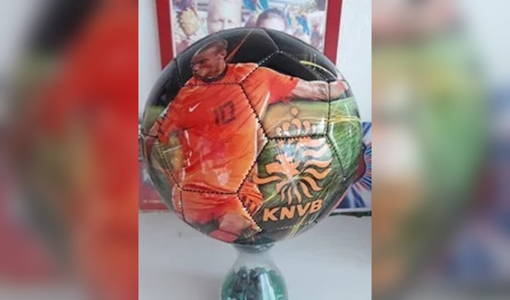 Deze KNVB bal met foto en handtekening van Wesley Sneijder maakt deel uit van de veilingcollectie.