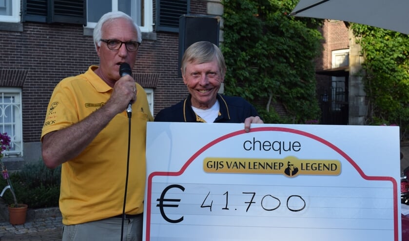 Kiwanislid Joost Cohen en Gijs van Lennep maken het bedrag bekend.