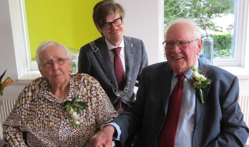 Het briljanten bruidspaar met locoburgemeester Dolf Smolenaers