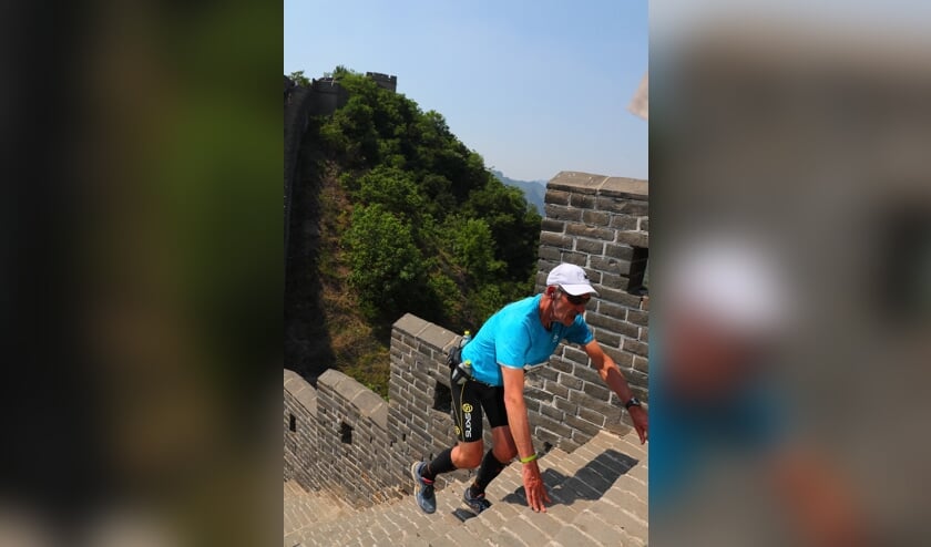 Tijdens de Great Wall Marathon 2017 in China had Rob Plijnaar handen en voeten nodig om 3 kilometer aan trappen te bedwingen van de Chinese Muur die in het parcours was opgenomen.