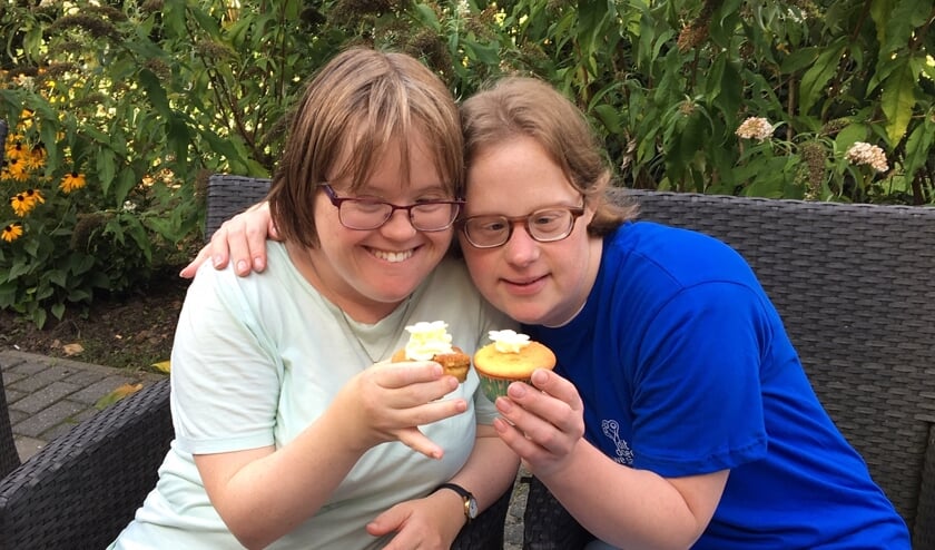 Vera (links) en Randi van Reinaerde genieten van een zelfgebakken cup cake, die ze samen met de vrijwilligers van het UMC hebben gemaakt.