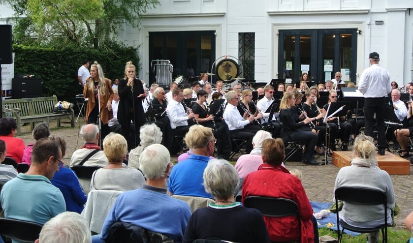 The Dreams met het Groot Harmonieorkest en de Melodie Percussiegroep.