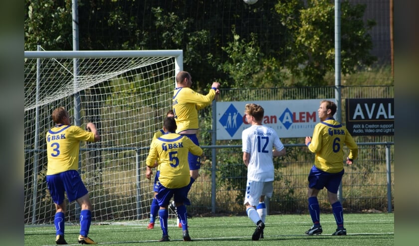 Met (SVM) man en macht bleef de verdediging tot één minuut voor tijd overeind. (foto Nanne de Vries)
