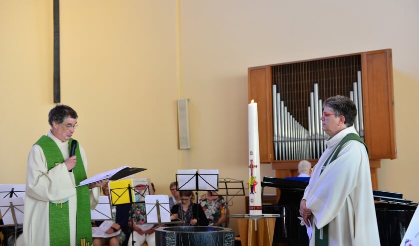 Tijdens een indrukwekkende kerkdienst wordt afscheid genomen van mevr. ds. Wilfrieda Stam. (foto Nico van den Ham)