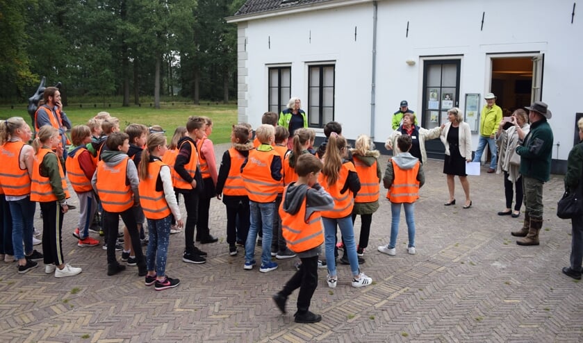 Wethouder Madeleine Bakker-Smit trapt het scholenproject af.