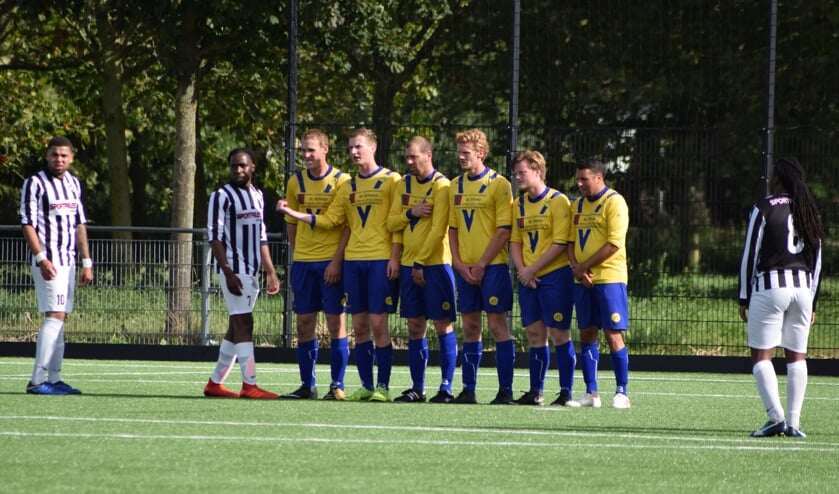 Ondanks een goed opgestelde muur scoorde Forza Almere wel de gelijkmaker. (foto Nanne de Vries)