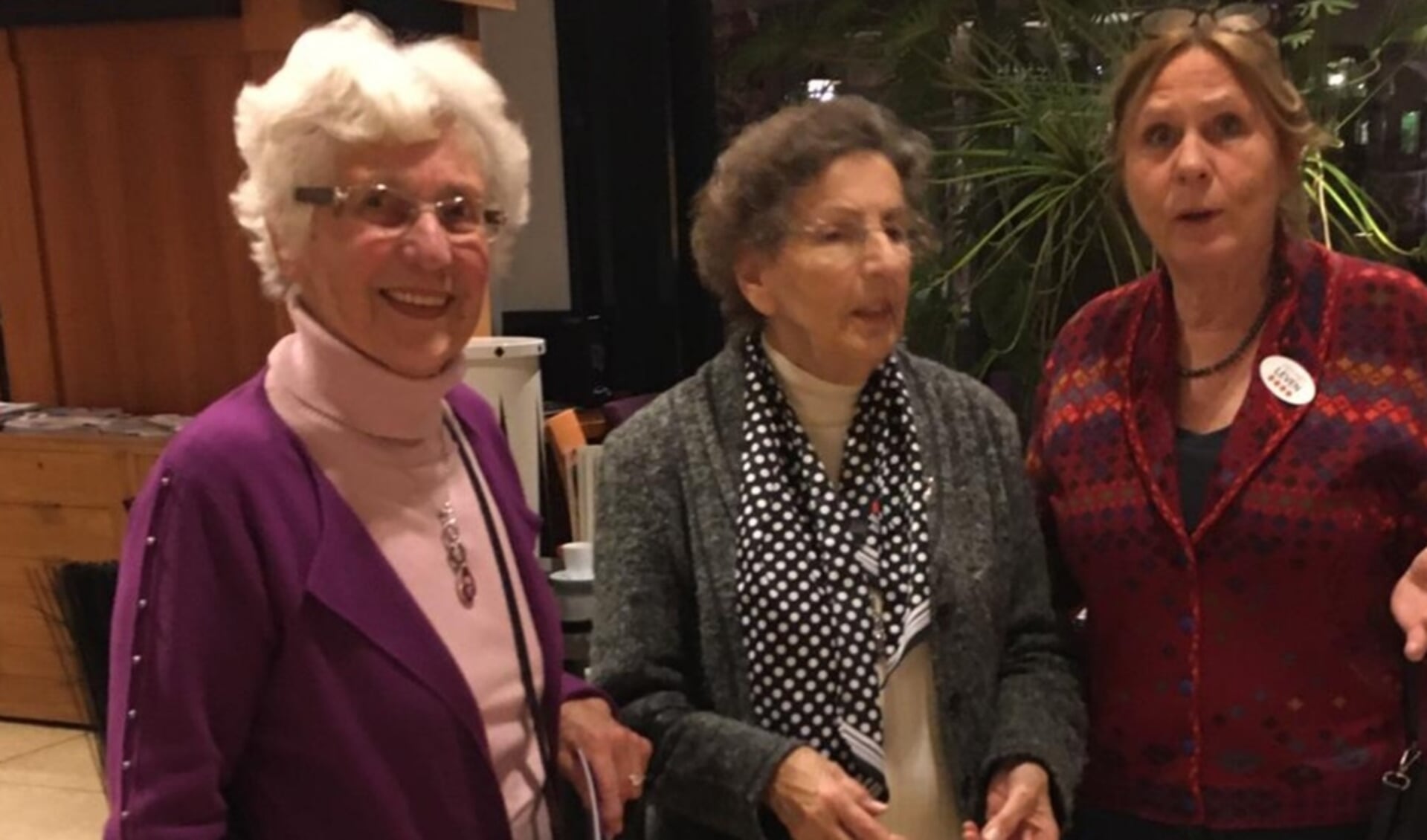 Marion Baartmans samen met dames Nauta en Van Dort bij een voorstelling van Tineke Schouten.