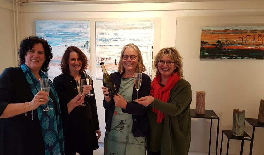 Ellen van der Wal, Diana Buitink, Hanneke van den Bergh en Iris van Haaren bij de opening van Kunst in Bilt.