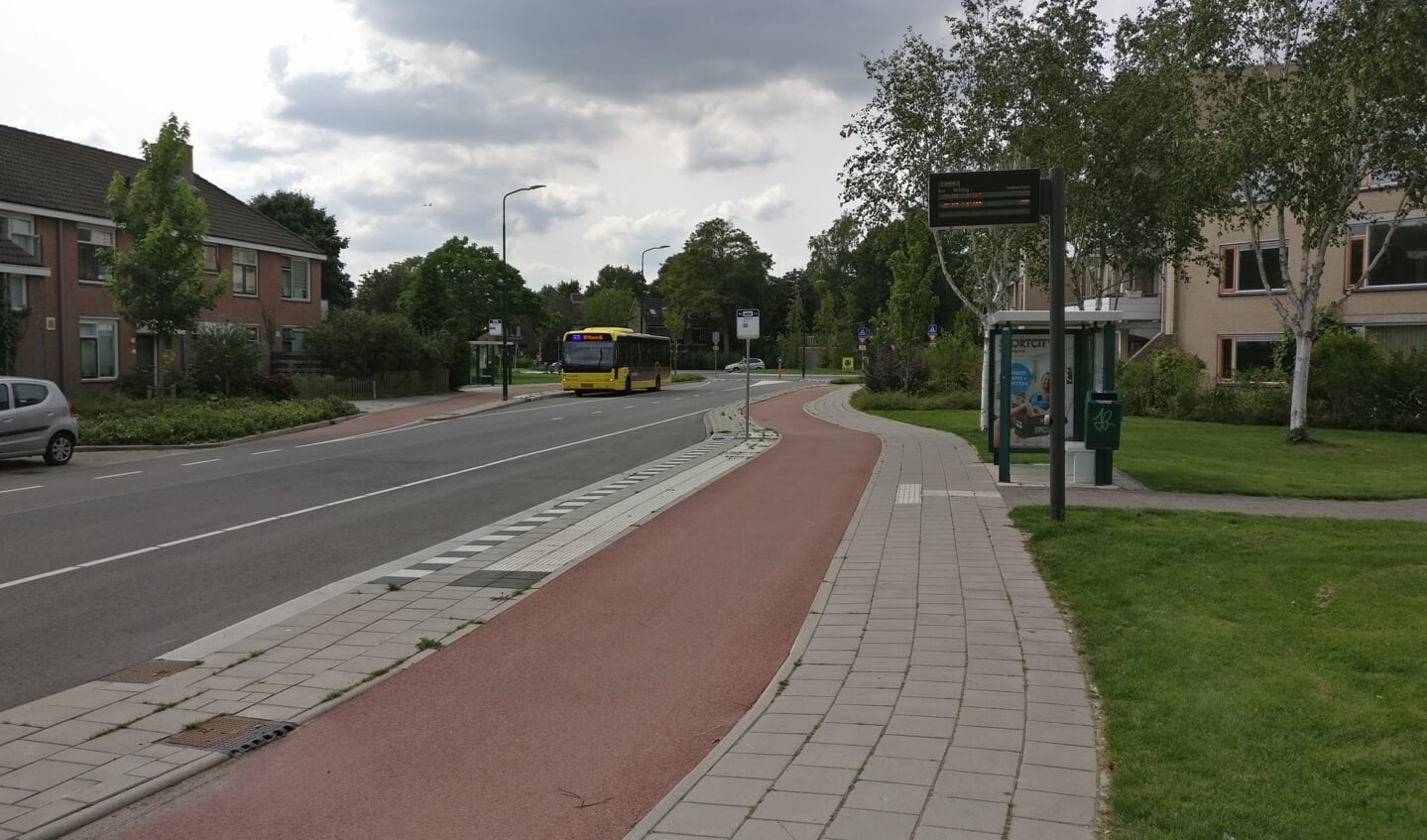 Lijn 77 komt via Zonneplein, Duivenlaan, door de tunnel in de Leijenseweg (rechtsaf) de Massijslaan opgereden, om daar te stoppen bij de halte Walnootlaan. [foto augustus 2017]