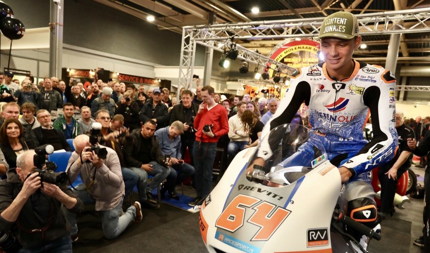 Een van de vele nieuwe motor modellen met een motorrijder erop. Deze wordt gefotografeerd door de pers en bekeken door omstanders