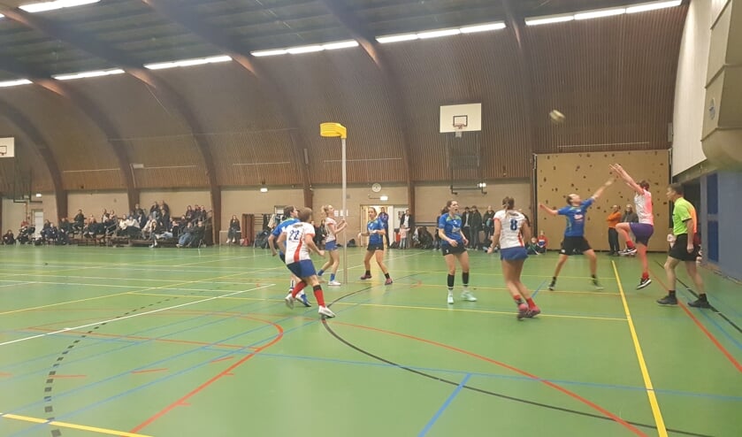 Stijn Paauw schiet op de korf van KVA.