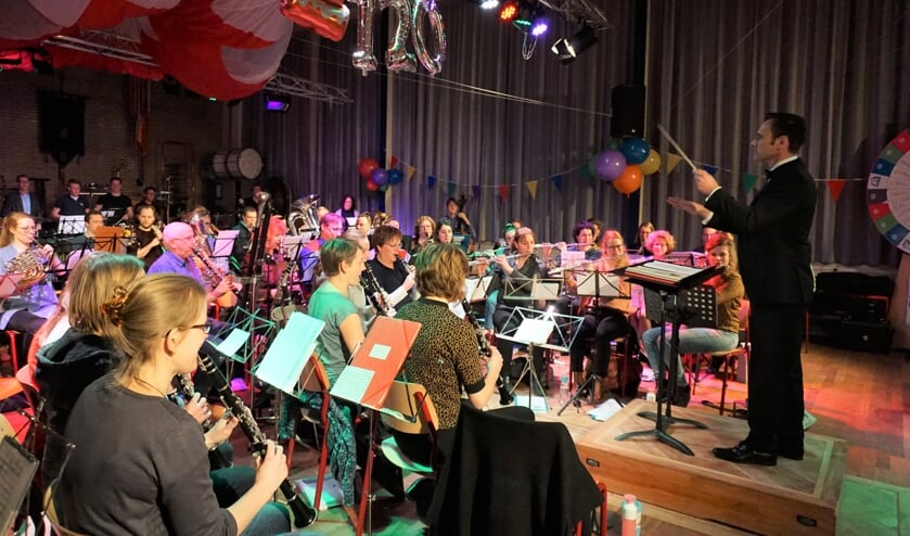 Burgemeester Sjoerd Potters op de muzikale bok.