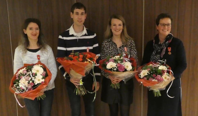 Naast de medaille en oorkonde onderstreepte de afdeling De Bilt haar dank met een prachtige bos bloemen.
