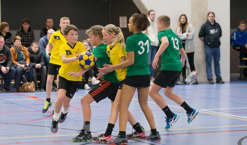 Tess van der Werve (in het geel) geeft Joran Frank een doorloopbal aan. (foto Wim de Bruijne / Korfbalfoto.nl)