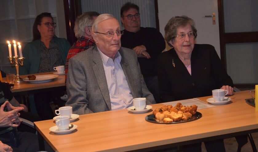 Hugo en Ada van Dis luisteren naar de terugblik op hun verdiensten.