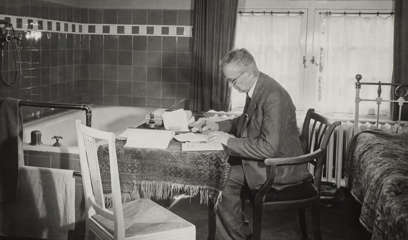 'Dokter Willem Huysmans' houdt kantoor in de badkamer. (fotograaf onbekend/ Spoorwegmuseum, Utrecht)