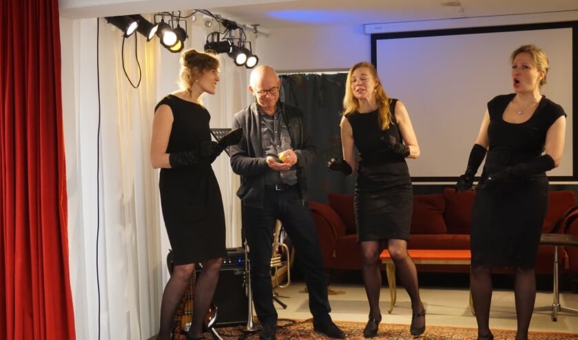 De dames van Bel Ami en een vrijwilliger uit het publiek die bij dit nummer het ritme aangeeft.