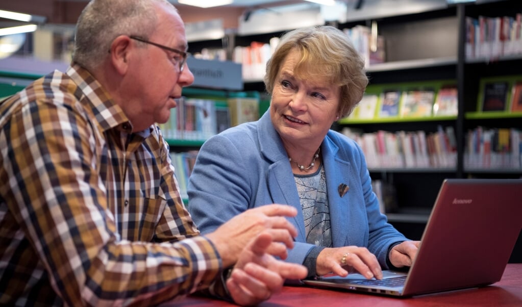 Vrijwilligers van SeniorenWeb helpen bij specifieke computervragen.