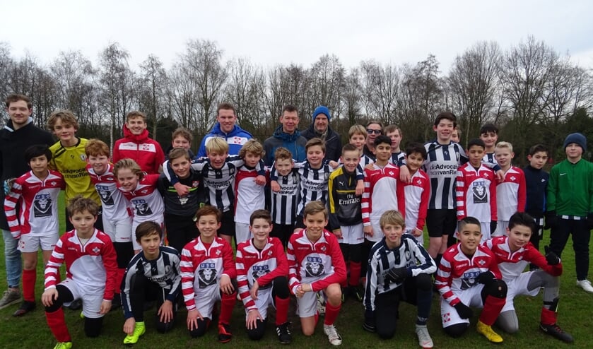 Een team van FC De Bilt onder 12/13 (rood/wit) speelt tegen een team van Hercules onder 13/14 uit Utrecht.