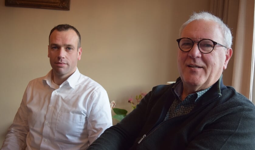 Steef de Bruijn geeft het stokje over aan Kees van Asselt (l)..