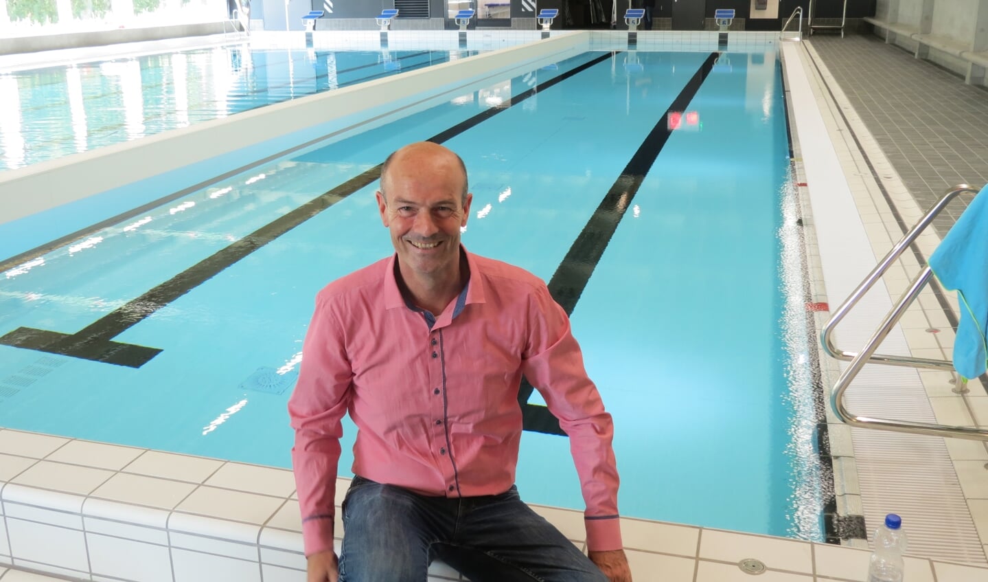 Simon Ott sportambtenaar van de gemeente De Bilt bij het nieuwe zwembad Brandenburg. (GG-zwembad 3.jpg)