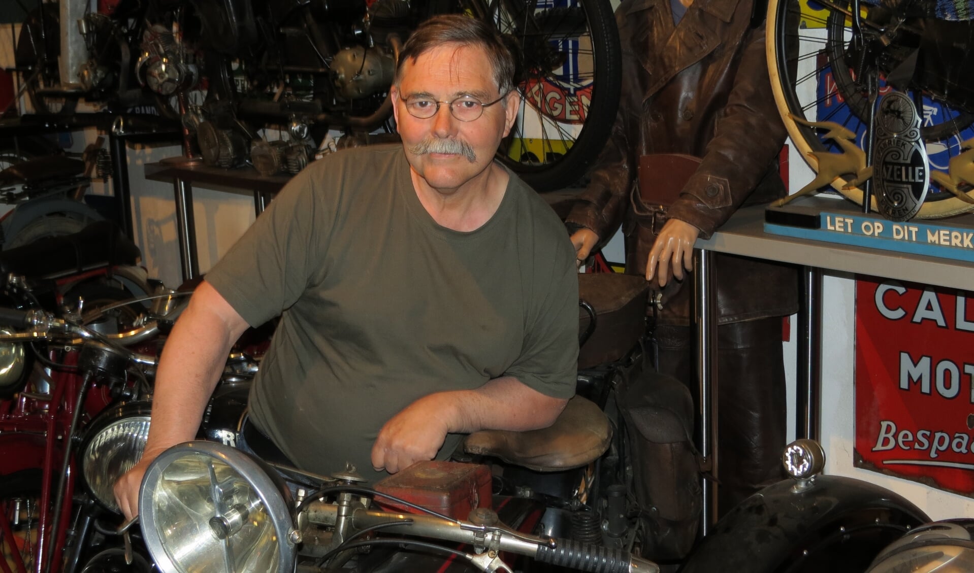 Koos Smits met de motor waarmee hij in Normandië rondreed. (GG-Koos.jpg)