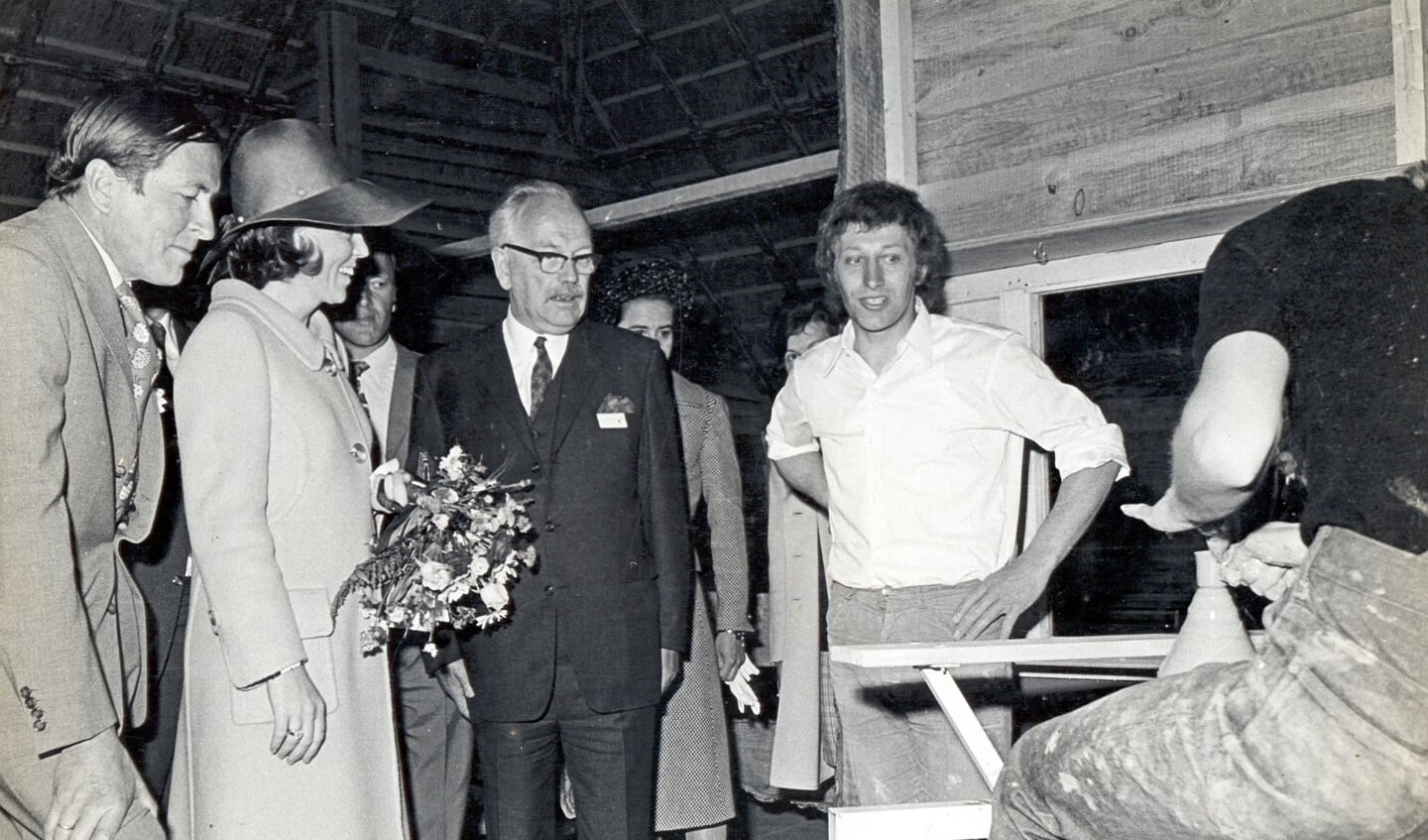 Beatrix en Claus in 1977 bij Philippe in het atelier op bezoek. (foto Koos Kolenbrander)