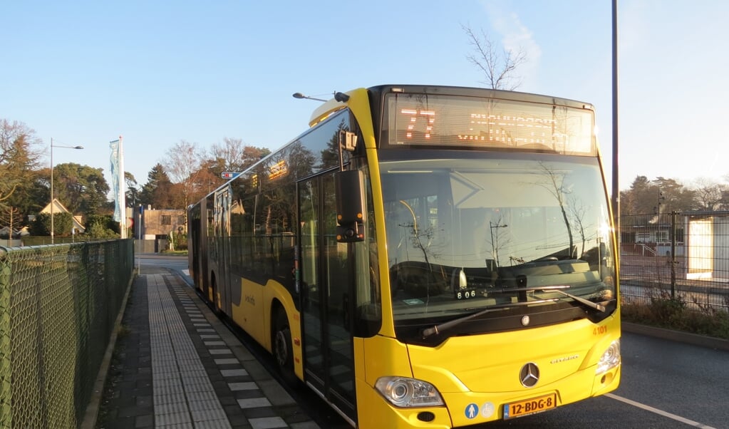 Buslijn 77 met een lange bus bij station Bilthoven.  