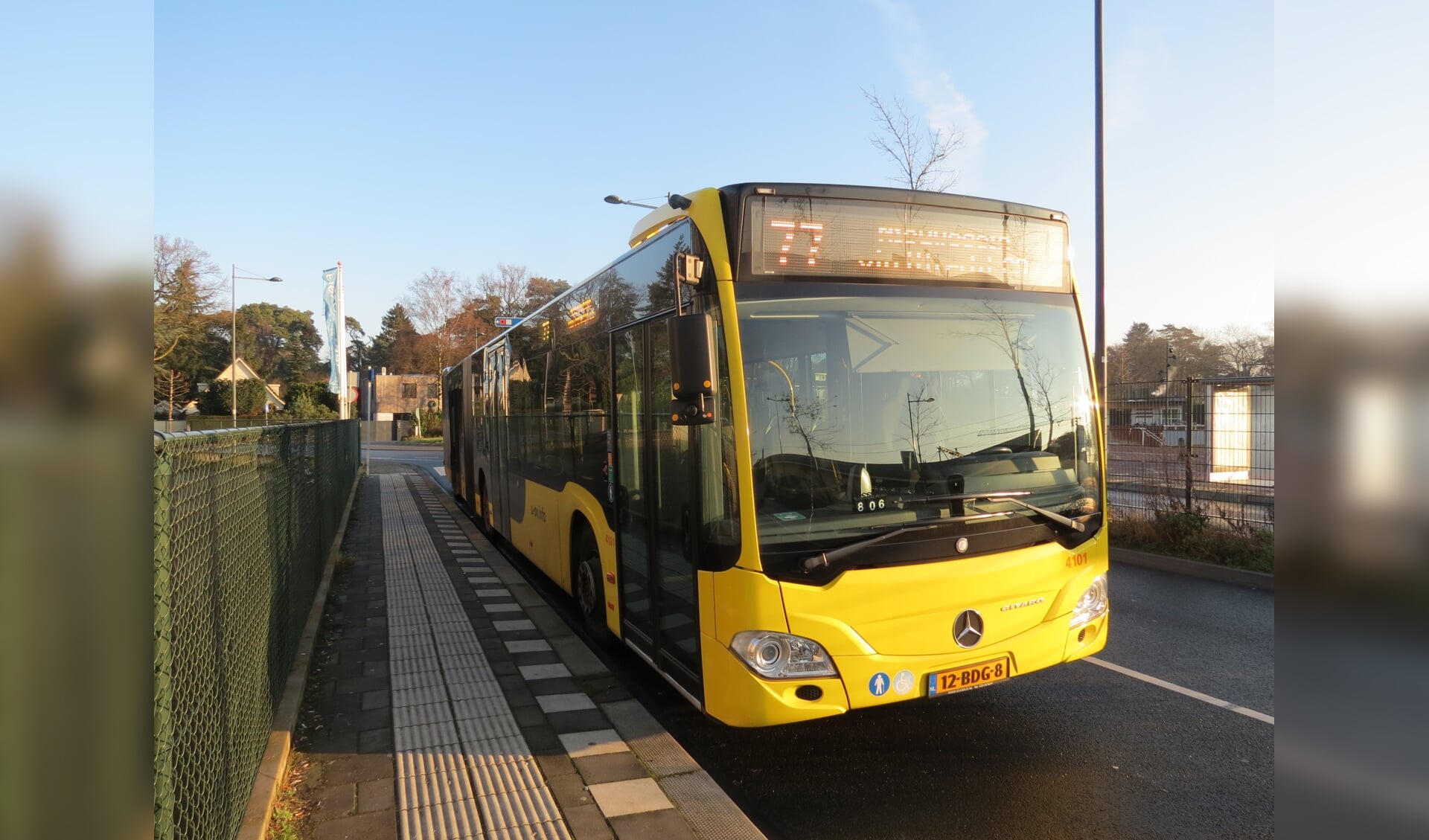 Buslijn 77 met een lange bus bij station Bilthoven.  