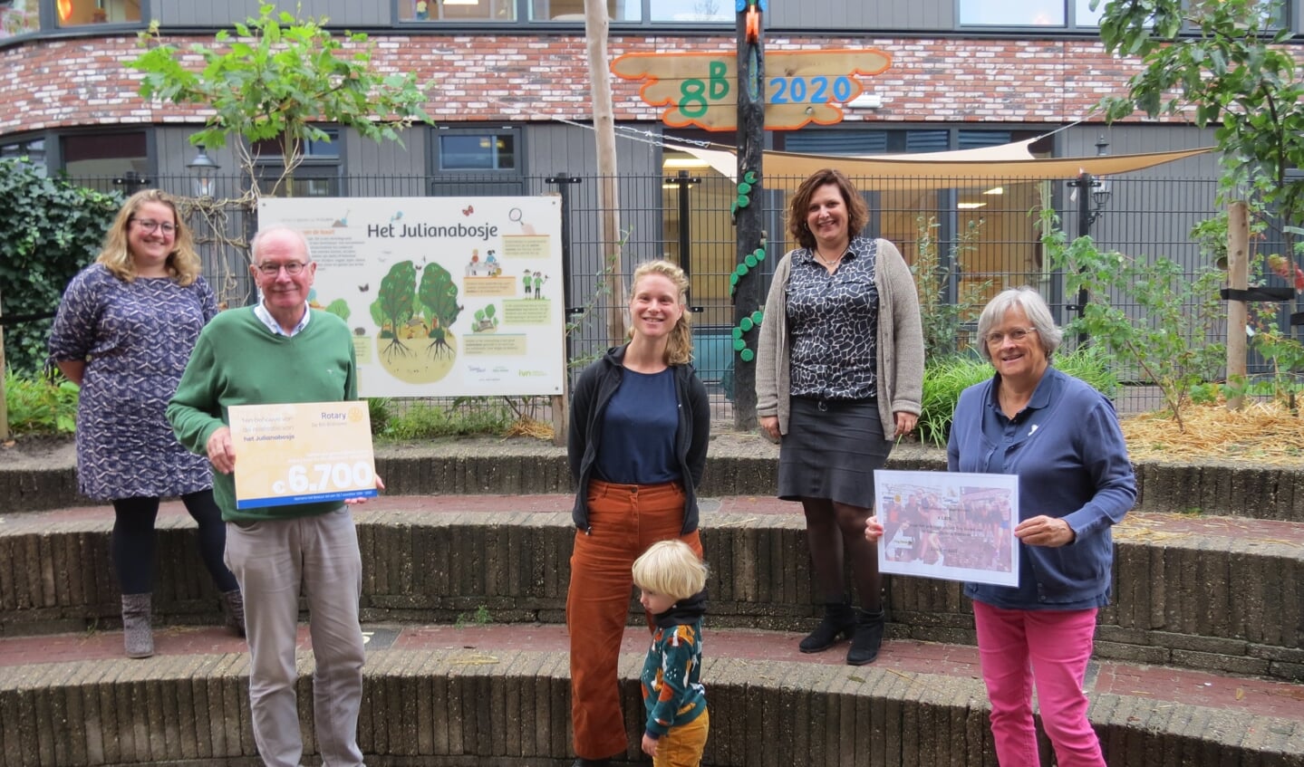 v.l.n.r. Nadine ten Kate, Ad van Zijl, Mirjam van der Laan, Linda Kuijt en Denise Go-Feij bij het bosje.