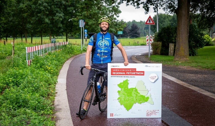 Fietskoerier Sjoerd fietst de provincie en gemeenten af om de handtekeningen op te halen.