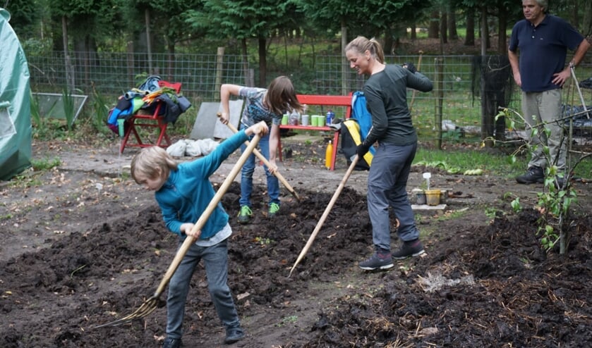 De deelnemers, waaronder enkele kinderen, scheppen er duidelijk genoegen in.