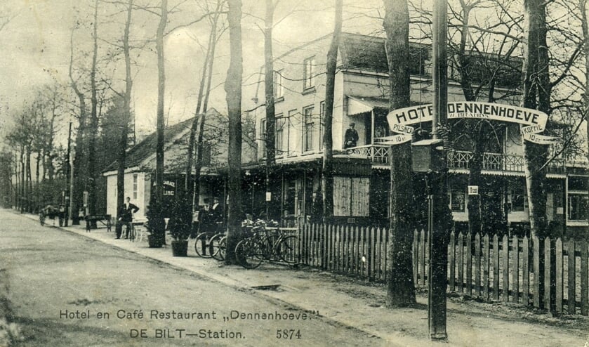 (foto uit 1972 uit de digitale verzameling van Rienk Miedema
Hotel en Café Dennenhoeve De Bilt naast Station aan het Emmaplein
Het stations-koffiehuis werd in 1864 geopend. Het groeide uit tot hotel-restaurant Dennenhoeve. Deze foto uit 1914 (uit de digitale verzameling van Rienk Miedema) is genomen vanaf het station kijkend in zuidelijke richting. In 1907 was het pand aangekocht door de spoorwegen. W. Brands werd in 1913 pachter van het hotel-restaurant. Het hotel kreeg in de volksmond de naam Brands.