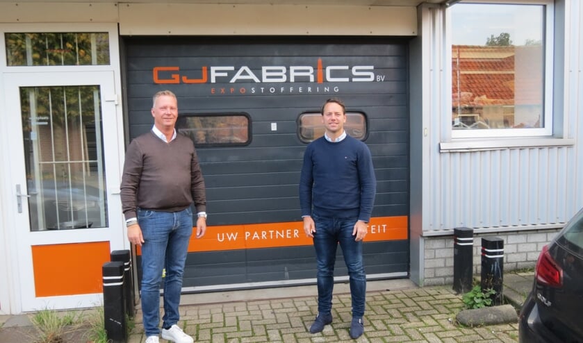 Gert-Jan Sjollema en Michael van Dongen (r) voor de ingang van de teststraat.
