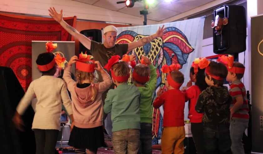 Leerlingen uit groep 1-2 van basisschool De Kievit in een spannend theaterspel met docent Jeroen Hensels van Raw Resonance.