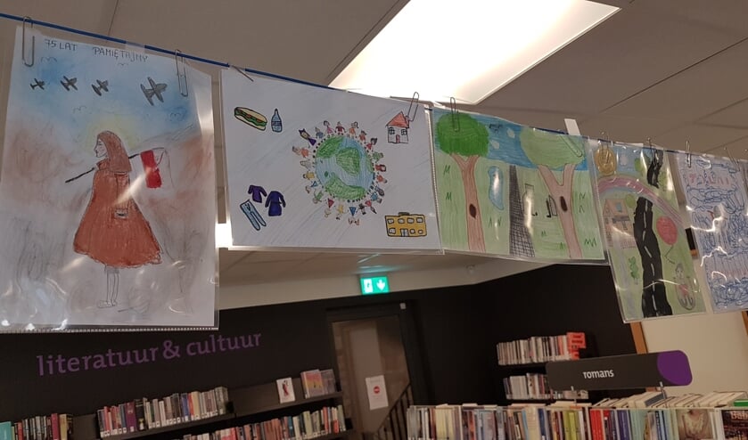 Het Poolse meisje met de vlag. ‘Pamietajmy’ betekent: ‘vergeet het niet’.