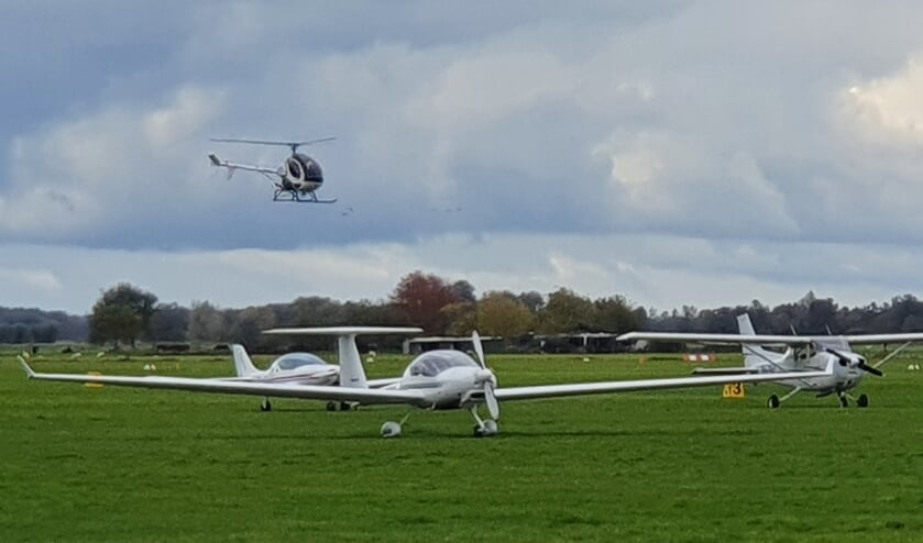 Op Vliegveld Hilversum is het een komen en gaan van sportvliegtuigjes en helikopters.6