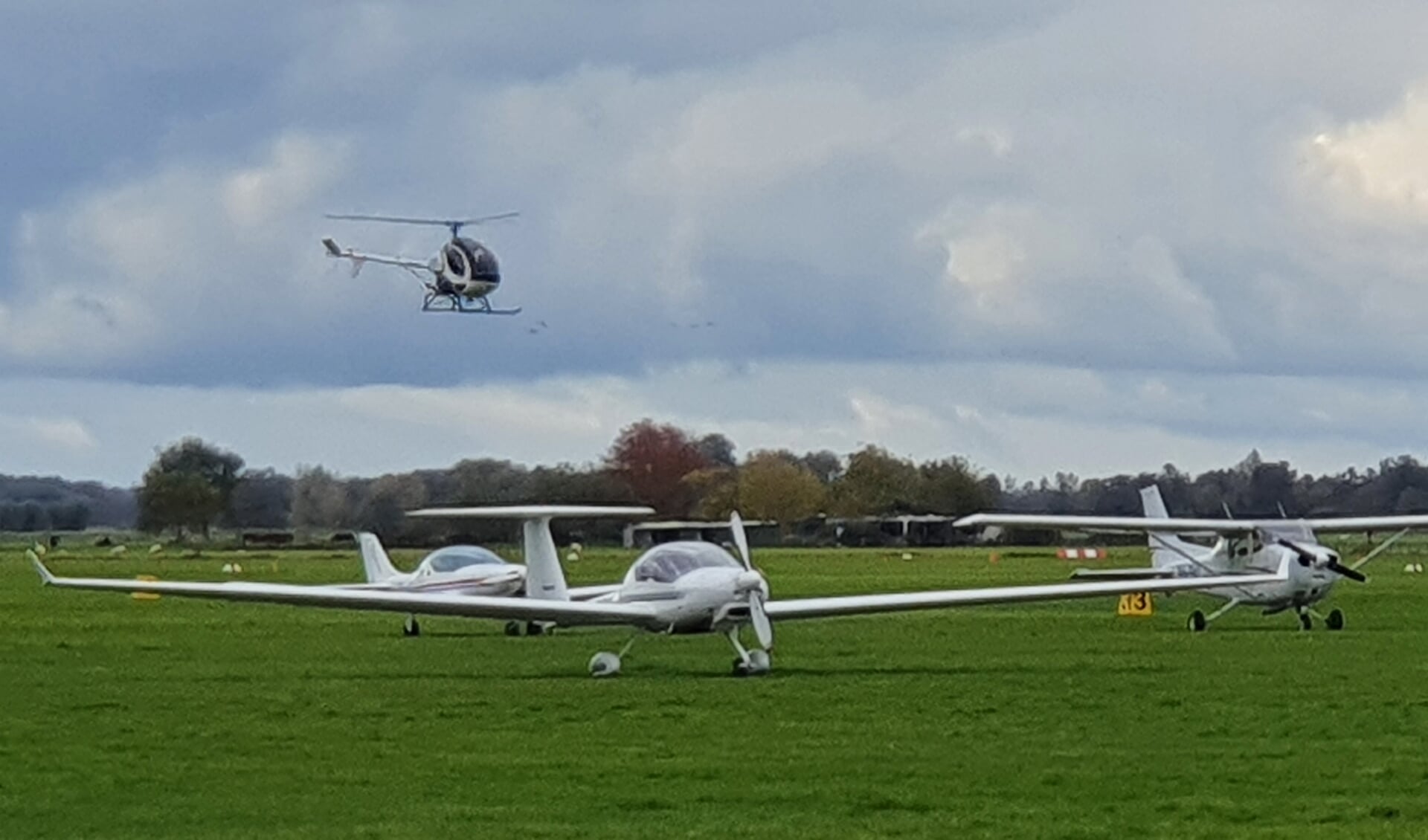 Op Vliegveld Hilversum is het een komen en gaan van sportvliegtuigjes en helikopters.6
