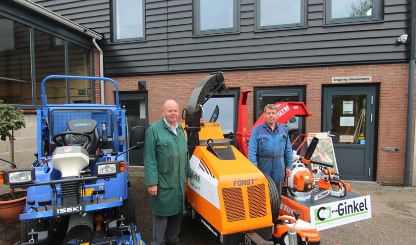 Jan van Ginkel en Jaap Dokter (r) tussen een deel van het assortiment van LMB van Ginkel.