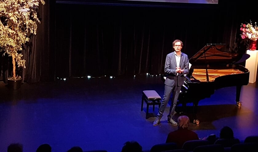 Pianist Wouter Harbers in een prachtig uitgelicht Lichtruim.