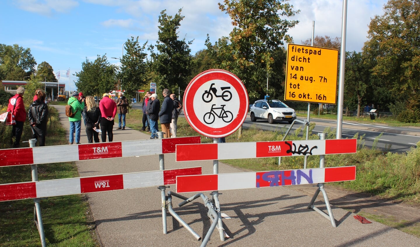 In verband met de bouw van de faunapassage is het fietspad afgezet.