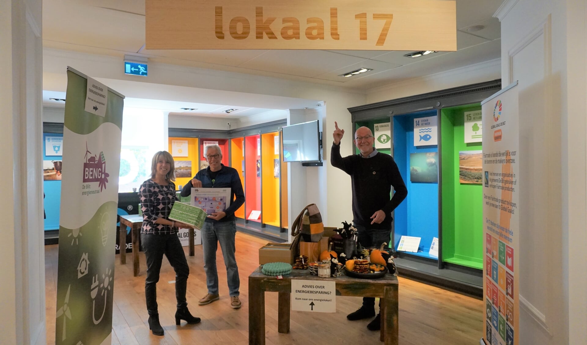 Links Karin Cramer en Frans den Braber namens BENG en rechts Aad van de Meer van De Wereldwinkel in de nieuwe locatie van Lokaal 17.