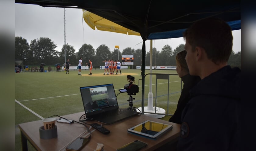 Supporters konden thuis, droog, de wedstrijd via livestream volgen.