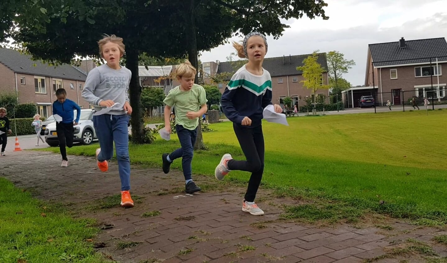 Leerlingen van De Nijepoort zijn bezig met hun sponsorloop.