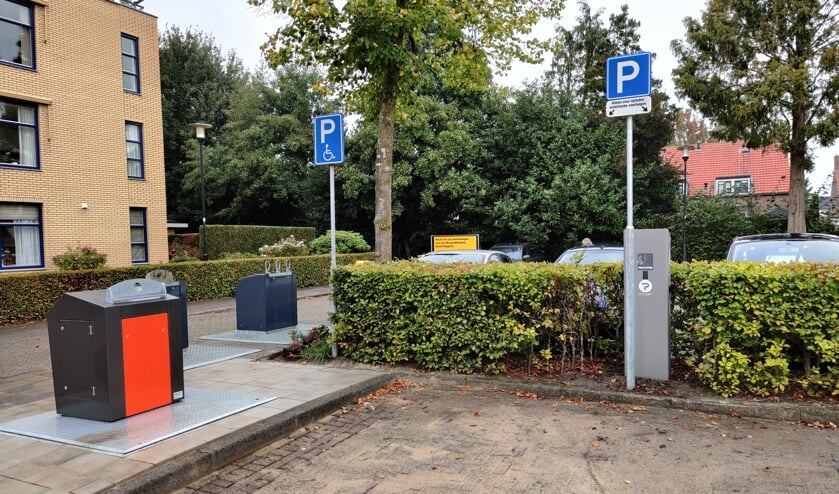 Met de komst van een nieuwe afvalcontainer is een gehandicaptenparkeerplaats plots verdwenen.