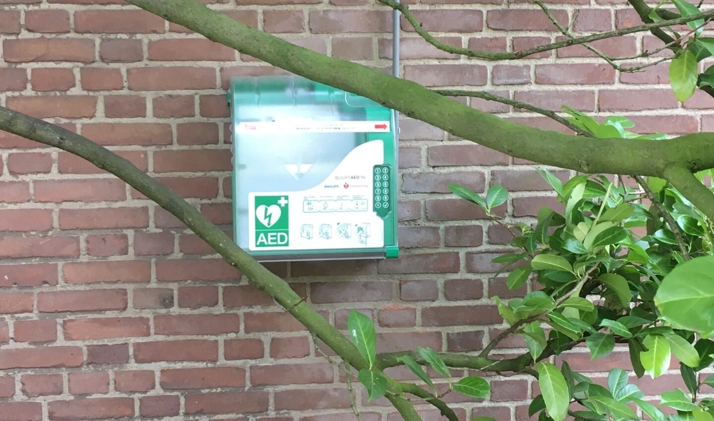 Sinds kort hangt er een AED bij de Michaelkerk.